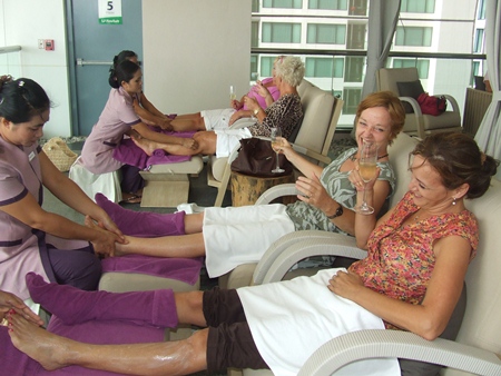 Oil massages, sparkling wine and relaxation.